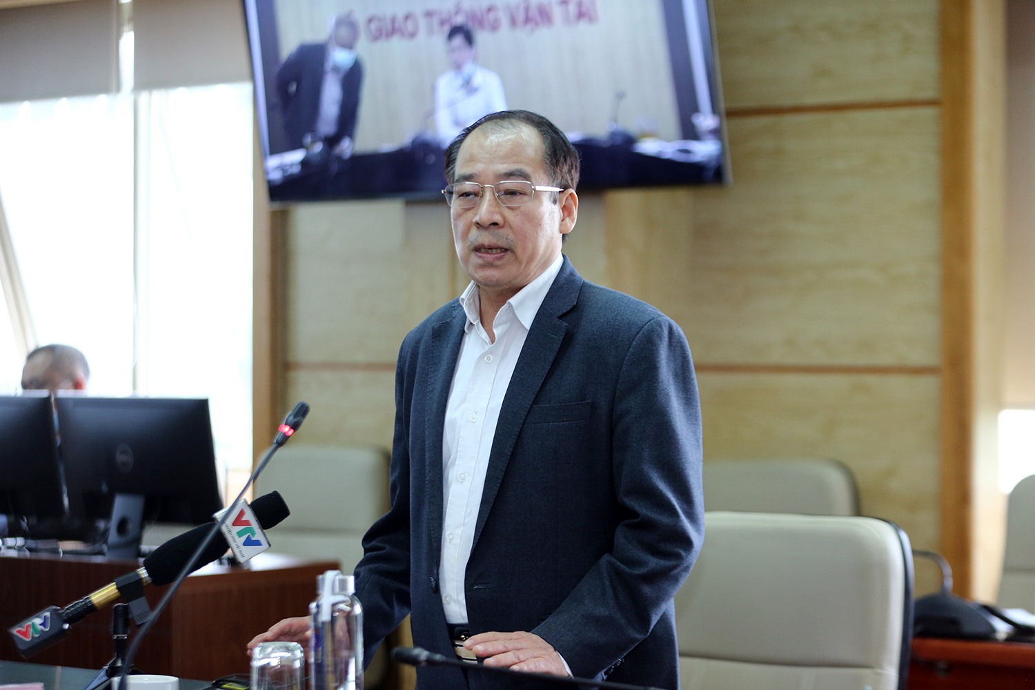 PGS.TS Trần Đắc Phu cho biết có khoảng 40% người nhiễm SARS-CoV-2 không có triệu chứng, nhiều người triệu chứng rất nhẹ. Ảnh: VGP/Đình Nam