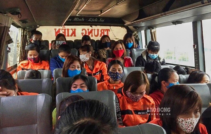 Kinh nghiệm cho những người hay say xe là ngồi càng xa phần đuôi xe. Ảnh: Nguyễn Trường