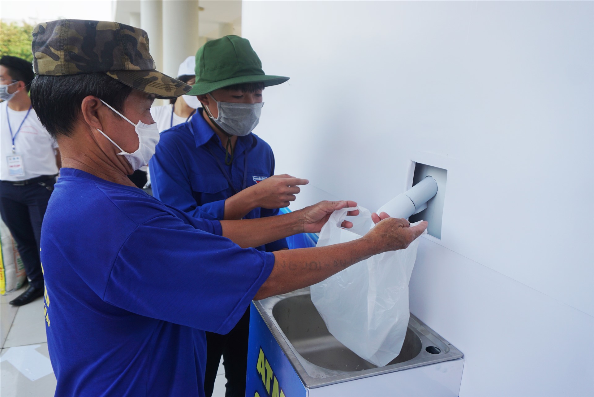 “ATM gạo” Đà Nẵng mong muốn giúp người cần, người gặp khó trong thời điểm dịch bệnh chứ không chỉ là người nghèo. Ảnh: Thuỳ Trang