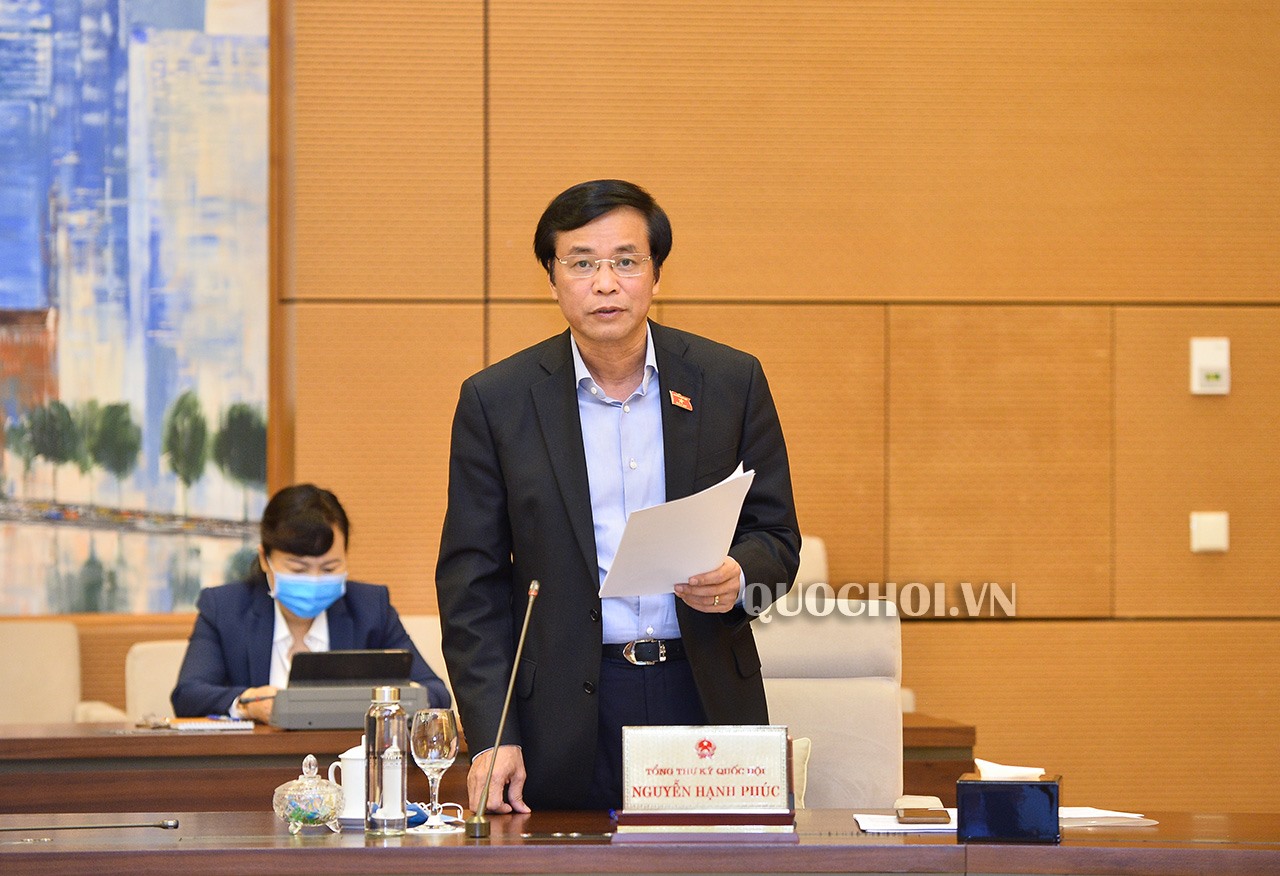 Tổng Thư ký Quốc hội, Chủ nhiệm Văn phòng Quốc hội Nguyễn Hạnh Phúc báo cáo một số vấn đề về việc chuẩn bị Kỳ họp thứ 9, Quốc hội khóa XIV. Ảnh Quochoi.vn