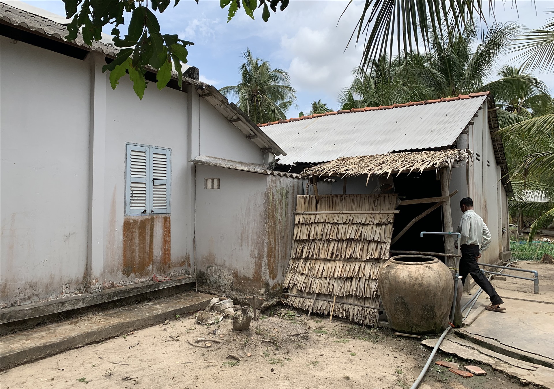 Do hoàn cảnh nghèo khó, những người thân của gia đình chính sách đã “lấy trộm” hồ sơ mang đi bán cho “cò đất“. Ảnh: Một căn nhà xập xệ của một gia đình chính sách ở huyện Châu Thành. Ảnh: Tr.L.