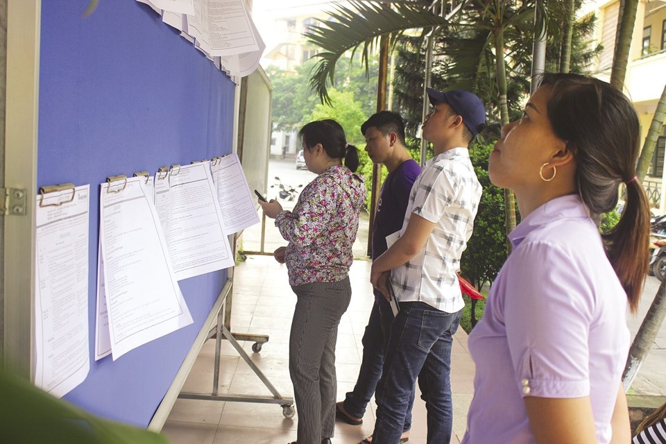 Người lao động tìm kiếm việc làm. Ảnh ANH THƯ Người lao động tìm kiếm việc làm. Ảnh ANH THƯ