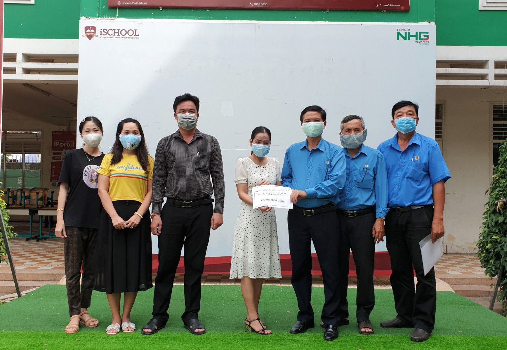 Thăm hỏi, hỗ trợ nhà giáo tại Công đoàn cơ sở Trường Tryng học phổ thông ISchool. Ảnh: LT