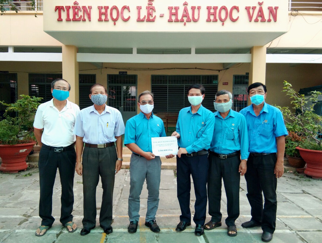Thăm hỏi, trao hỗ trợ nhà giáo là đoàn viên Công đoàn cơ sở Trường Trung học phổ thông Chưởng Binh Lễ. Ảnh: LT