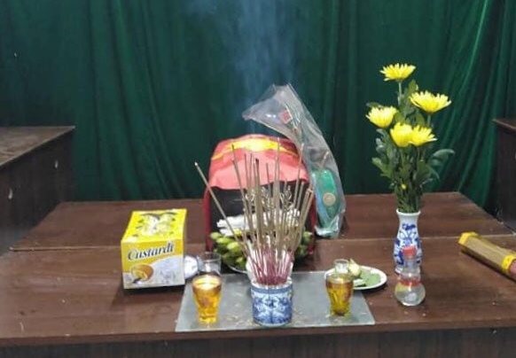 Hài cốt liệt sĩ được cất bốc, đang được hương khói tại thư viện của Trường THPT Lê Thế Hiếu. Ảnh: TL.