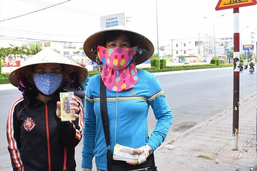 Người bán vé số dạo. Ảnh Trần Lưu- Thành Nhân.