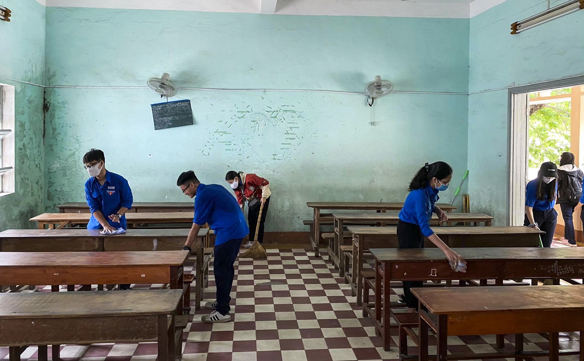 Hơn 4.000 đoàn viên thanh niên để thực hiện công tác tiêu độc, khử trùng, vệ sinh lớp học, khuôn viên trường học. Ảnh: T.Thảo
