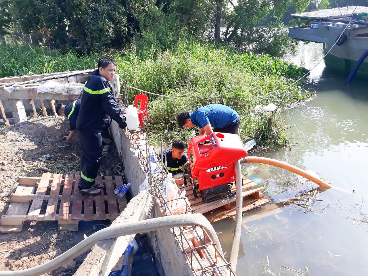 02 máy bơm liên tục bơm nước phục vụ công tác chữa cháy. Ảnh: HL