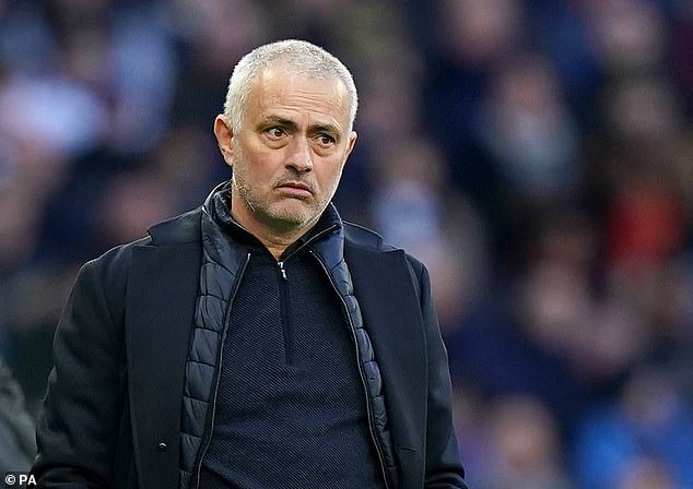 Mourinho vẫn chưa tìm được một nhạc trưởng đúng nghĩa ở tuyến giữa Spurs. Ảnh: PA.