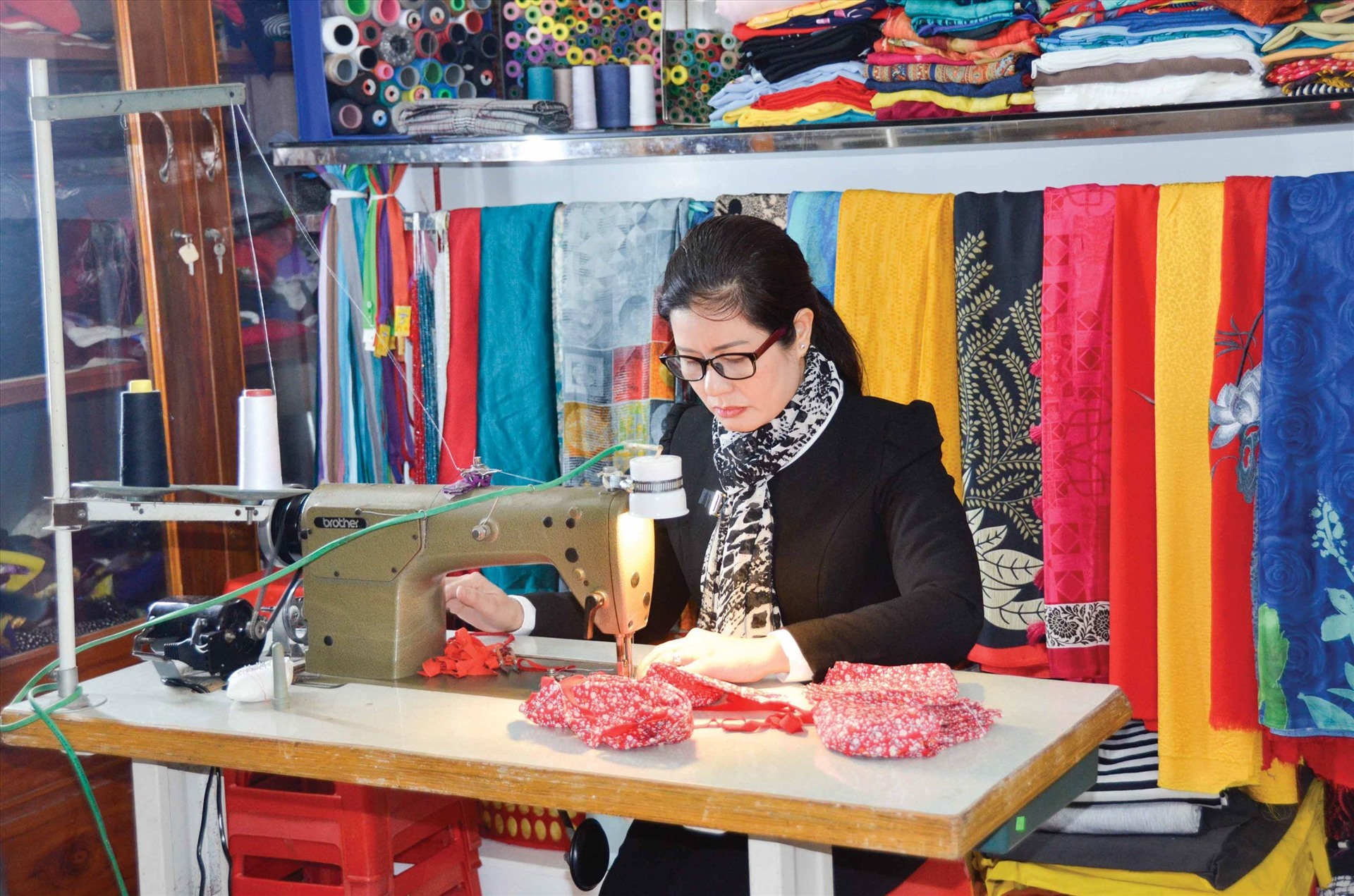 Ngoài giờ làm việc, chị Huyền may khẩu trang tại nhà để tặng cho các em học sinh. Ảnh: Trần Tuấn