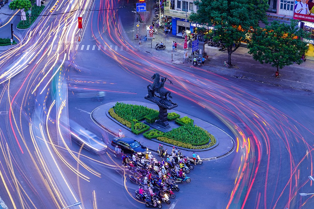 Bùng binh ngã 6 Phù Đổng - nơi luôn chứng kiến những dòng chảy thay đổi của thành phố (ảnh chụp năm 2017).