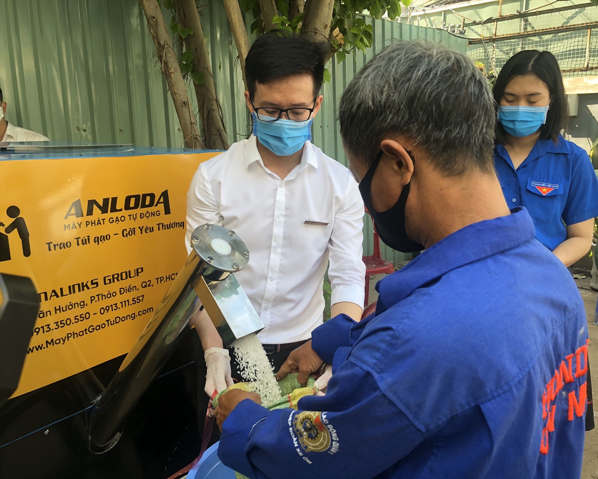 Đối tượng được nhận gạo là NLĐ khó khăn, bị mất việc, tạm ngưng việc do ảnh hưởng của COVID-19 Ảnh: Thu Hà.