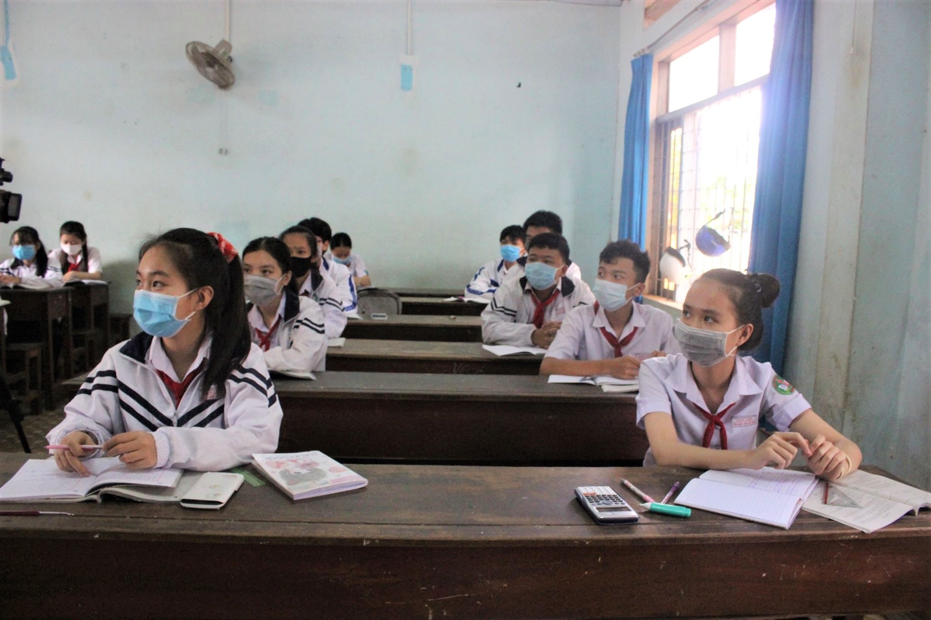 Học sinh phải đeo khẩu trang trong suốt buổi học. Ảnh: Huỳnh Thủy