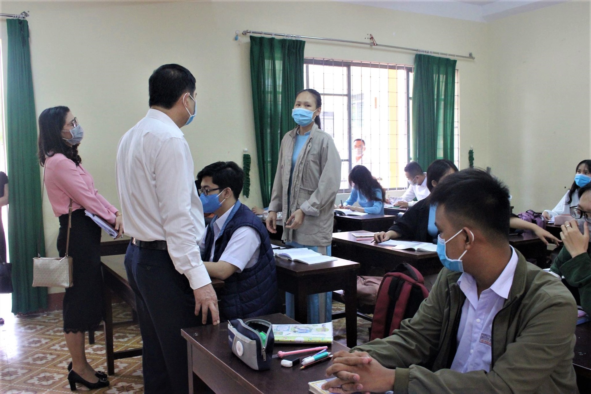 Lực lượng chức năng tiến hành kiểm tra đột xuất một trường học ở TP.Buôn Ma Thuột, tỉnh Đắk Lắk. Ảnh: Huỳnh Thủy
