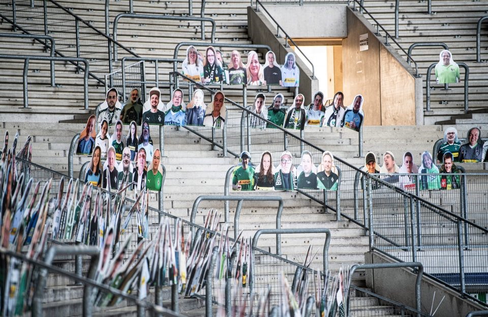 Các tấm bìa in hình cổ động viên đã được lắp đặt trên sân vận động Borussia Monchengladbach. Ảnh: Talksport.