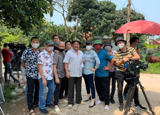 Ekip làm phim “Những ngày không quên“. Ảnh: VFC