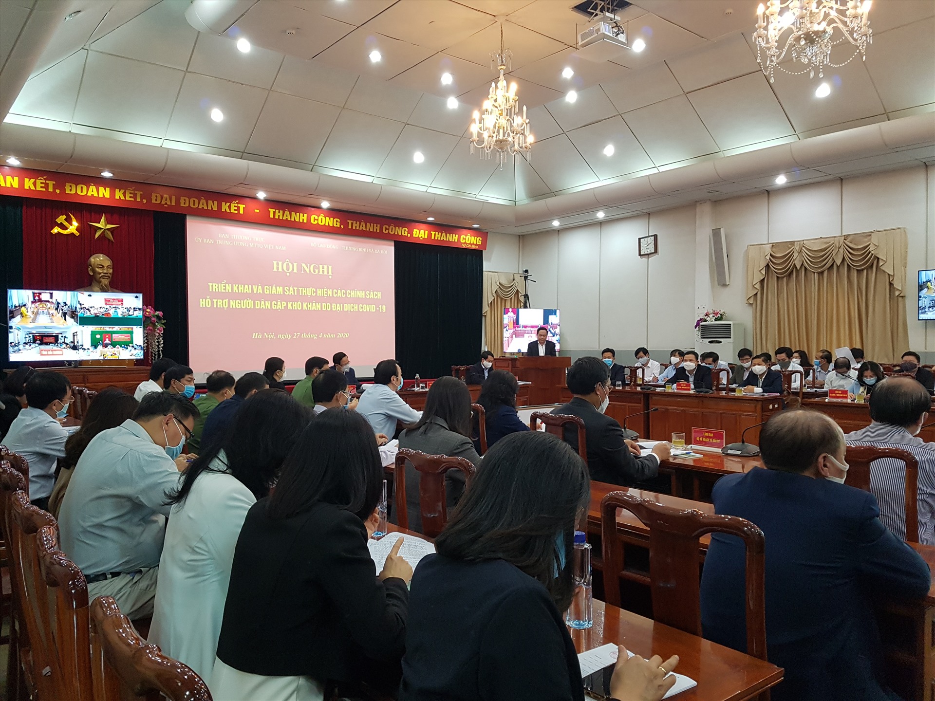 Chương trình hội nghị trực tuyến chiều 27.4. Ảnh: Phạm Đông