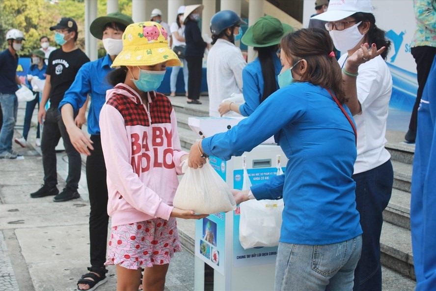 Nhiều tổ chức, cá nhân hảo tâm đã chung tay giúp đỡ bà con nghèo. Ảnh: Thuỳ Trang