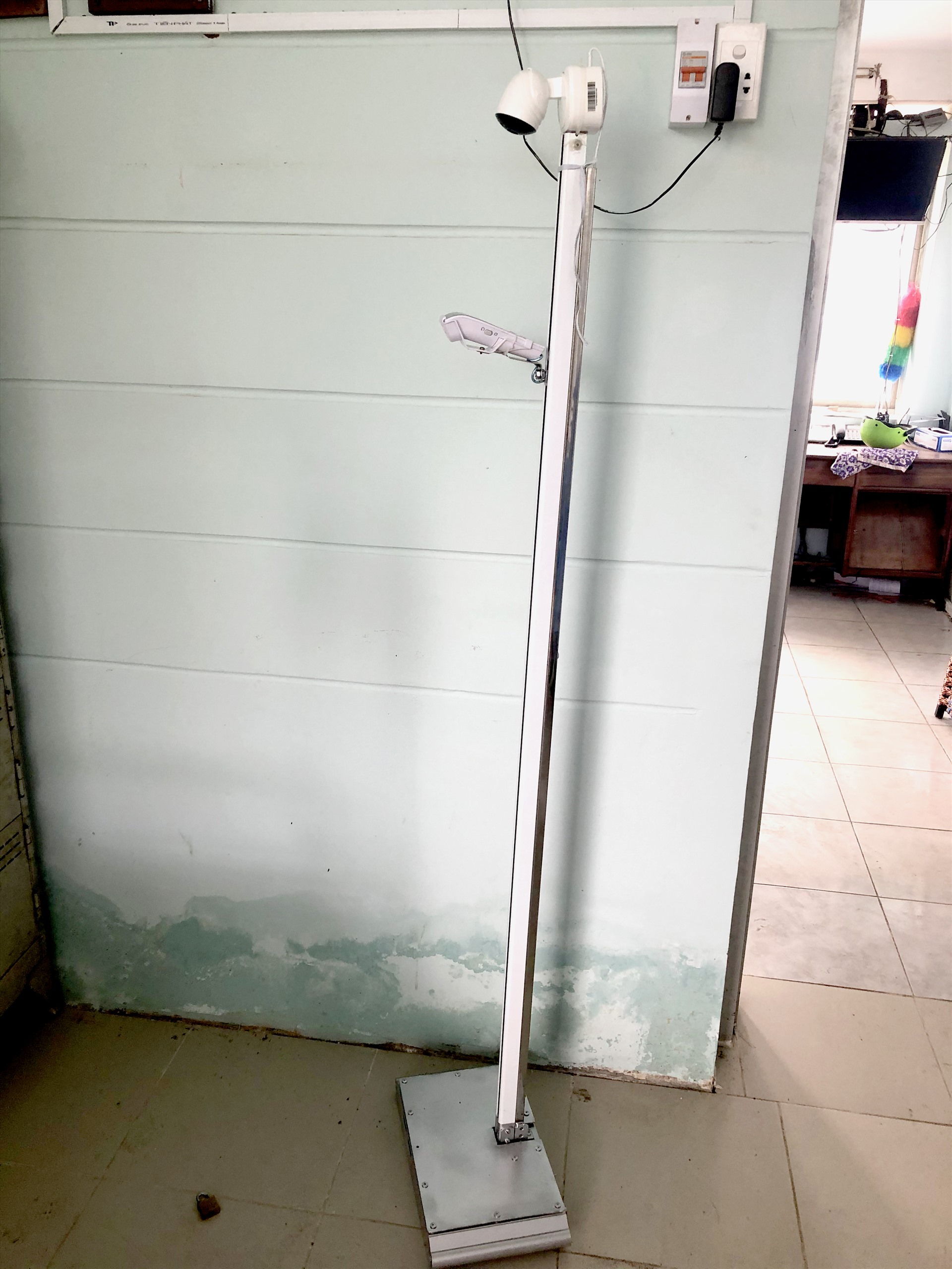 Cây đo thân nhiệt. Ảnh: LT