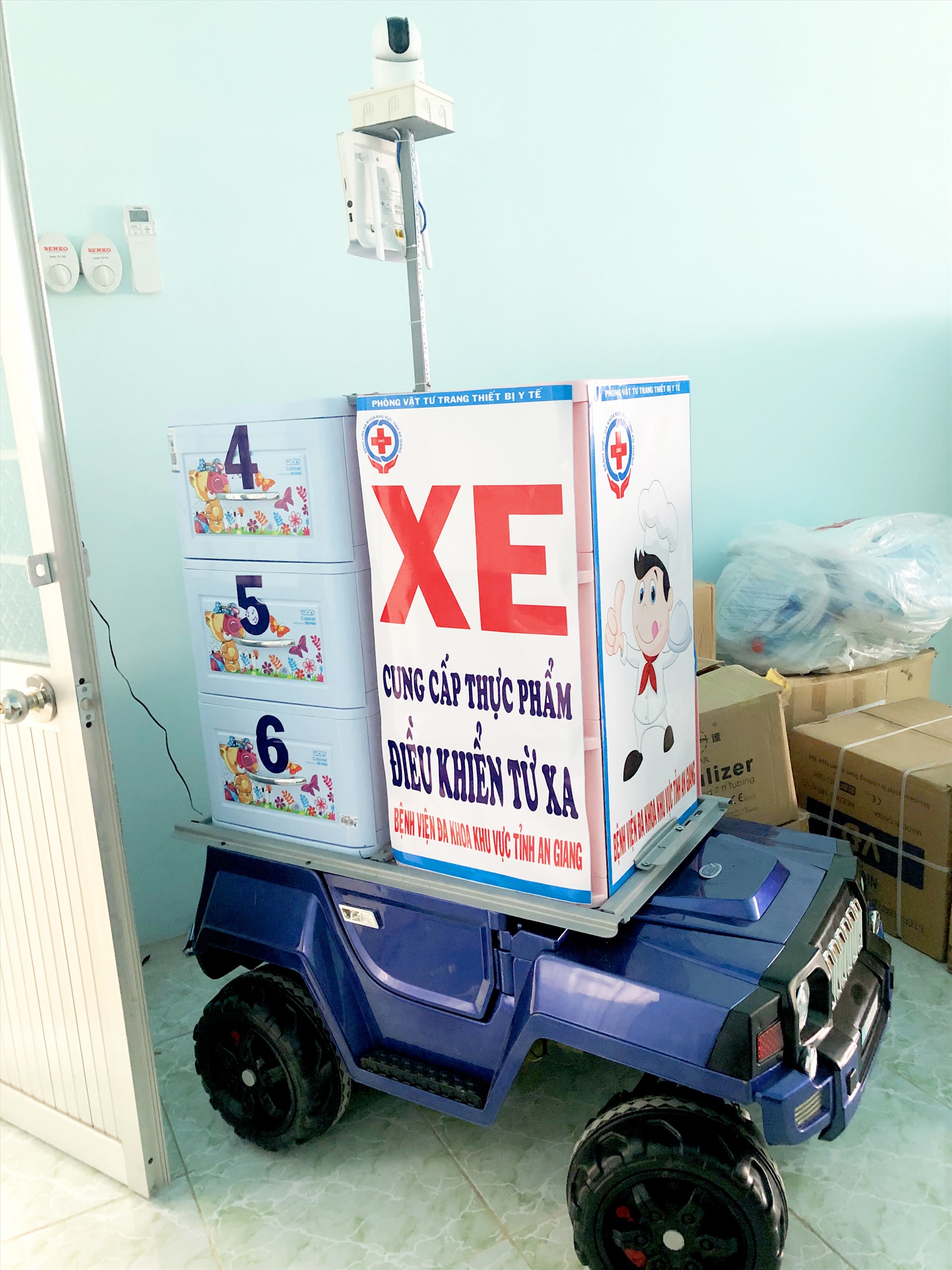 Thiết bị vận chuyển thức ăn điều khiển từ xa. Ảnh: LT