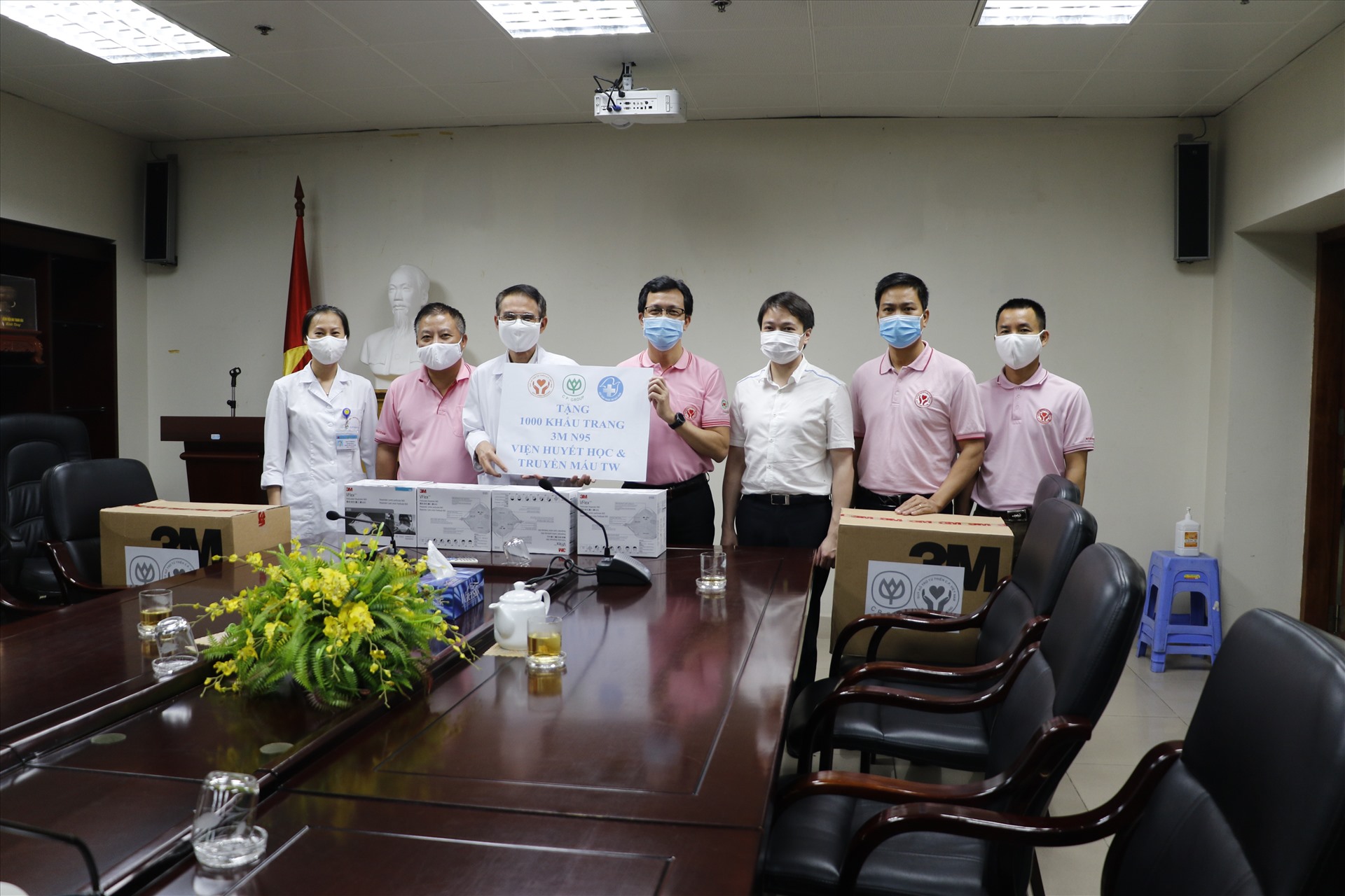 Đại diện C.P trao tặng 1.000 khẩu trang 3M N95 cho Viện Huyết học và Truyền máu Trung ương. Ảnh: Dương Phương
