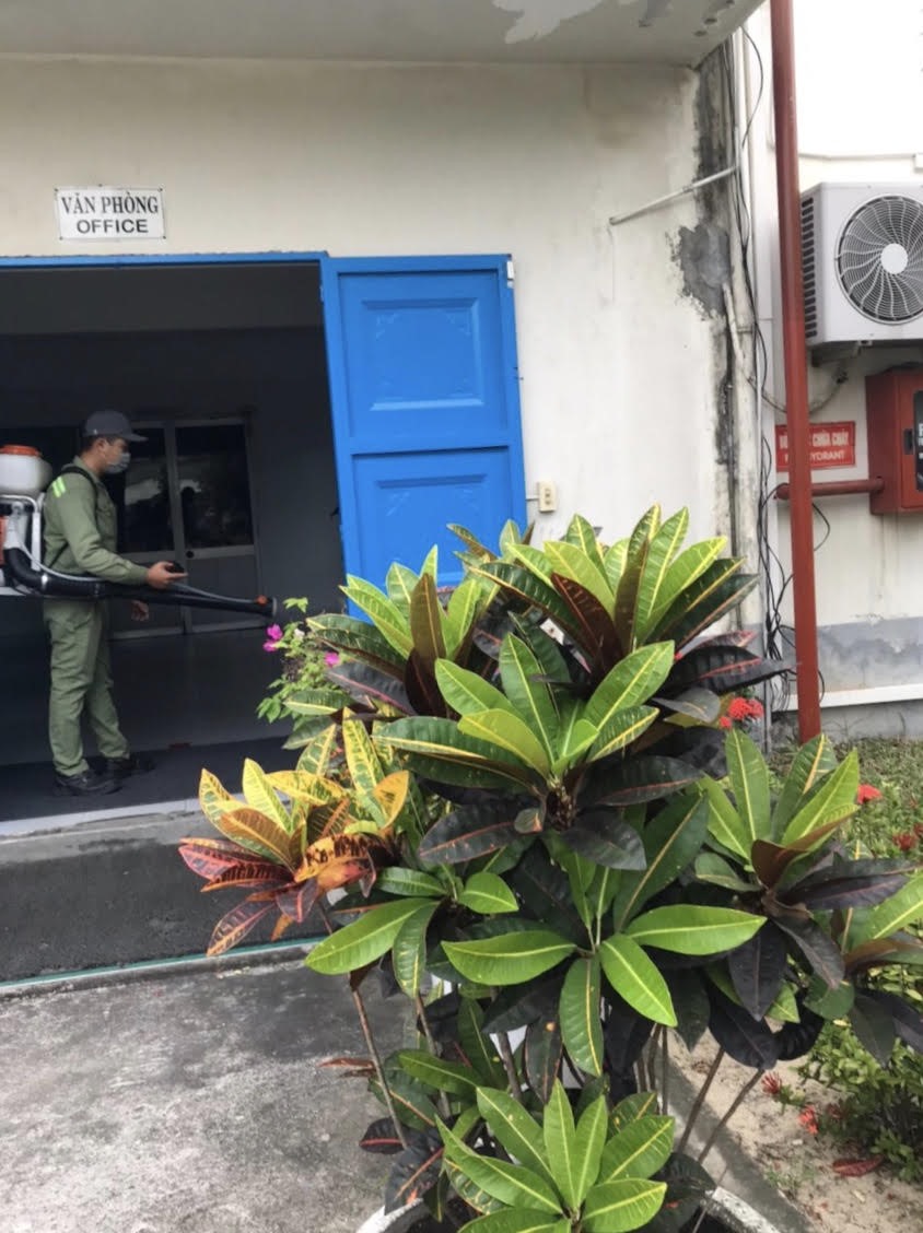 Khử trùng sát khuẩn ở Cty Vinakad ngày 27.4. Ảnh: Hồ Sỹ Tân