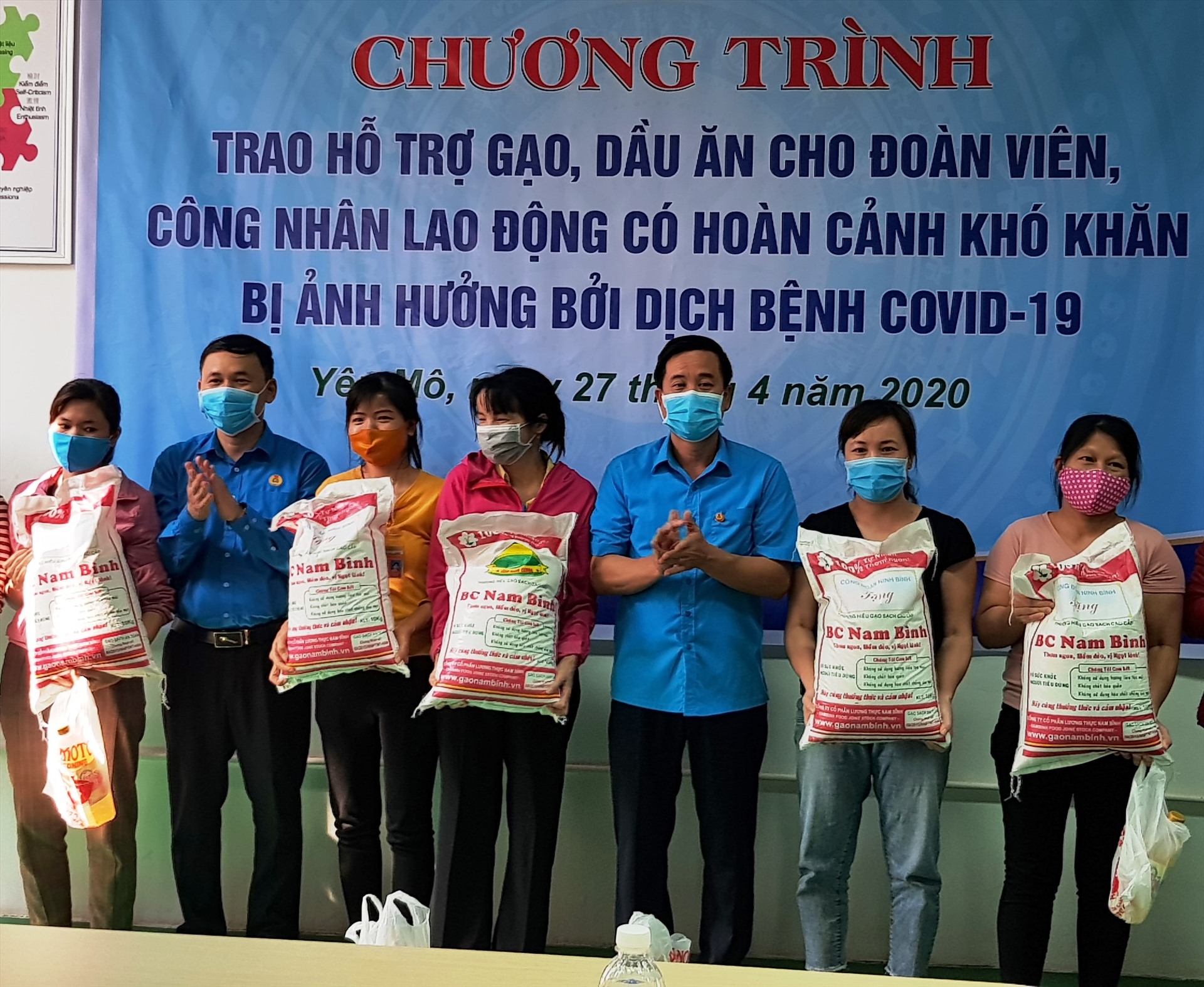 Đại diện lãnh đạo LĐLĐ tỉnh Ninh Bình trao quà cho CNLĐ tại Cty TNHH giầy Athena. Ảnh: NT