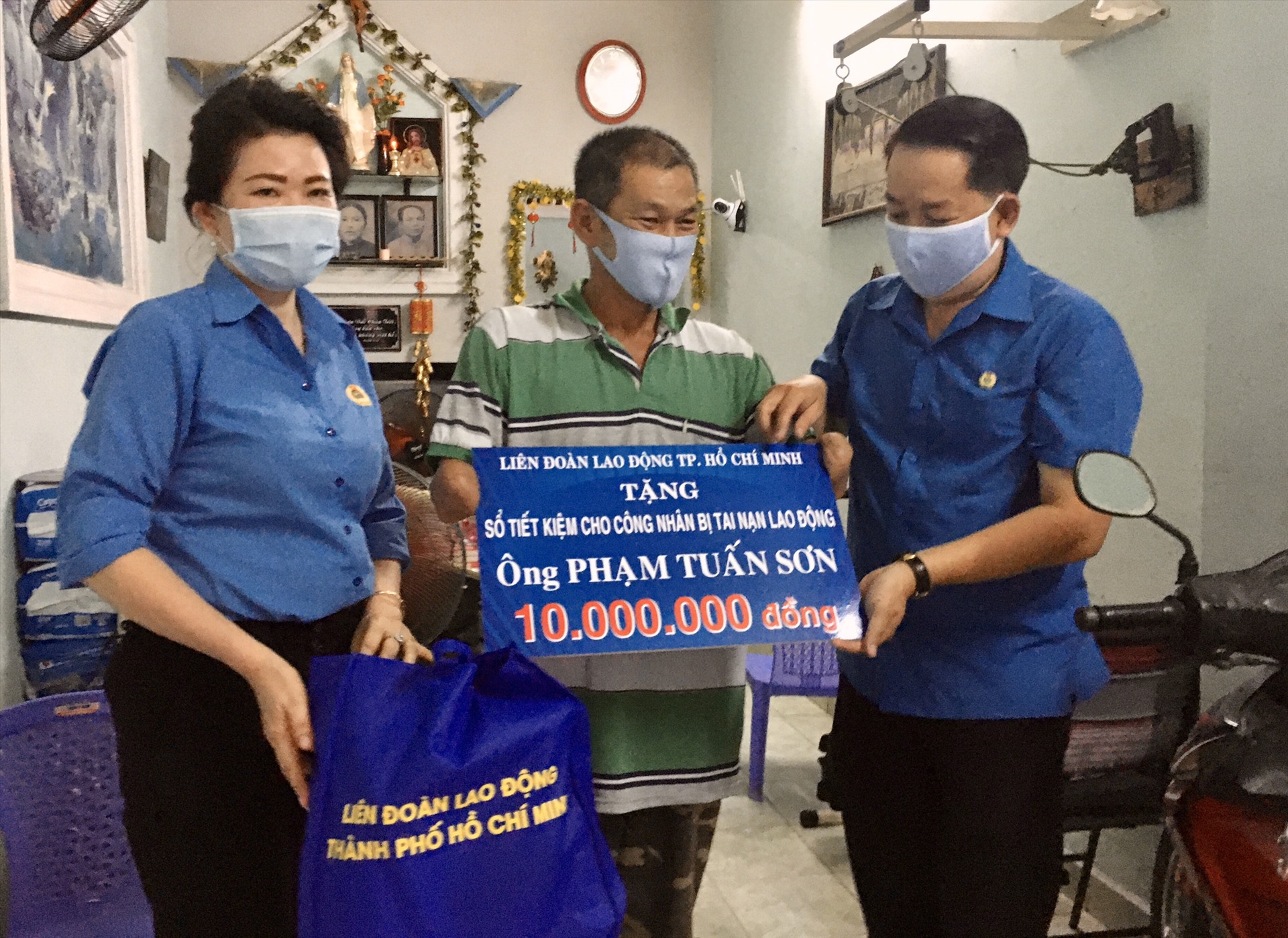 Phó Chủ tịch Liên đoàn Lao động Thành phố Ngô Văn Tuyến và lãnh đạo Liên đoàn Lao động huyện Đông Anh thăm, tặng quà công nhân bị tai nạn lao động nhân Tháng hành động về An toàn, vệ sinh lao động năm 2019. Ảnh minh họa.