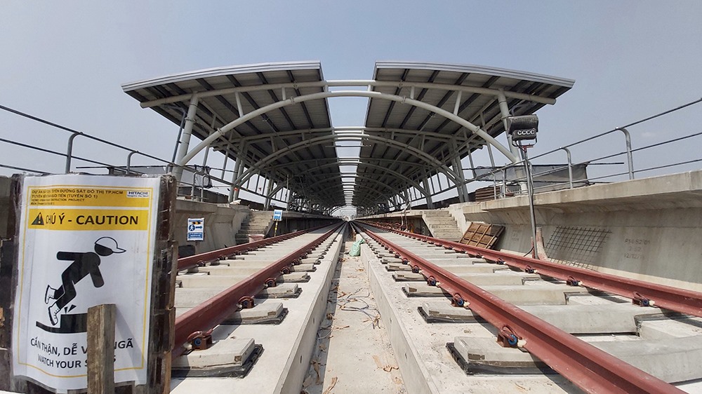 Tuyến metro số 1 có tổng cộng 14 nhà ga, trong đó 11 ga trên cao và 3 ga ngầm với tổng chiều dài 19,7km.