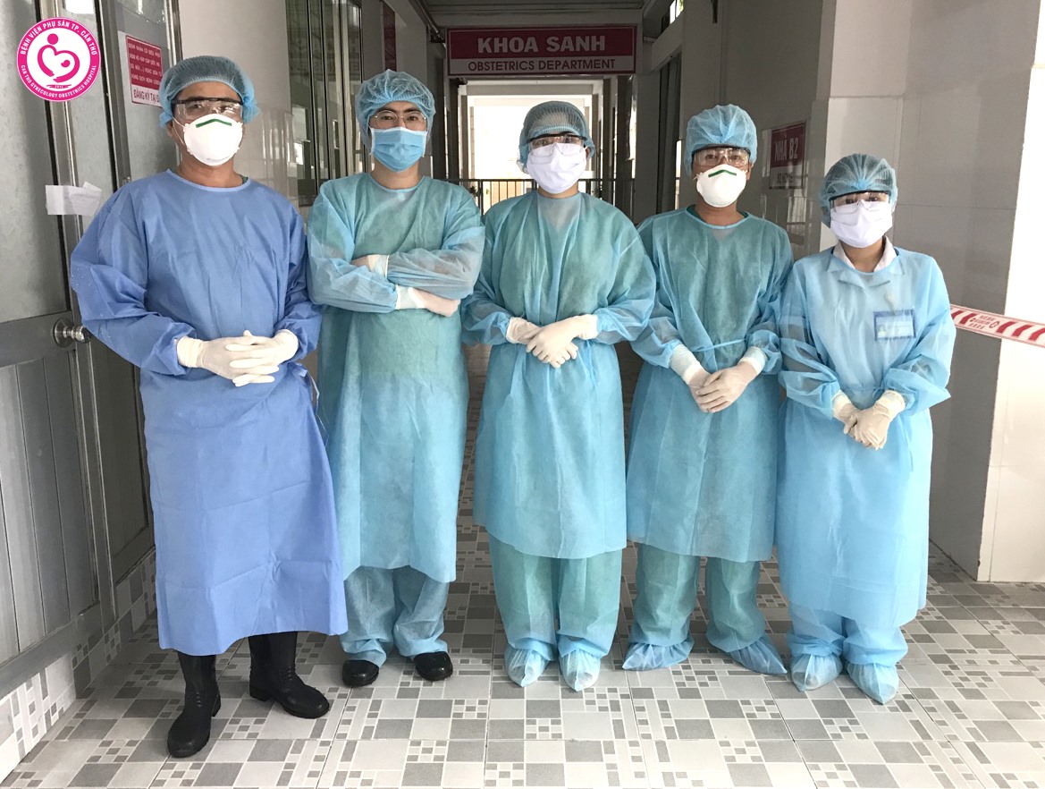 Ê kíp các bác sĩ phản ứng nhanh của Bệnh viện Phụ sản Cần Thơ đã phẫu thuật lấy thai nhi thành công cho sản phụ. Ảnh: P.V.