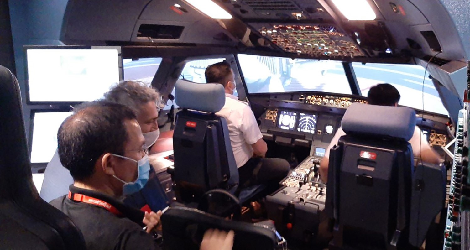 Do tính chất công việc, đội ngũ phi công Vietjet luôn duy trình huấn luyện trong buồng lái giả định