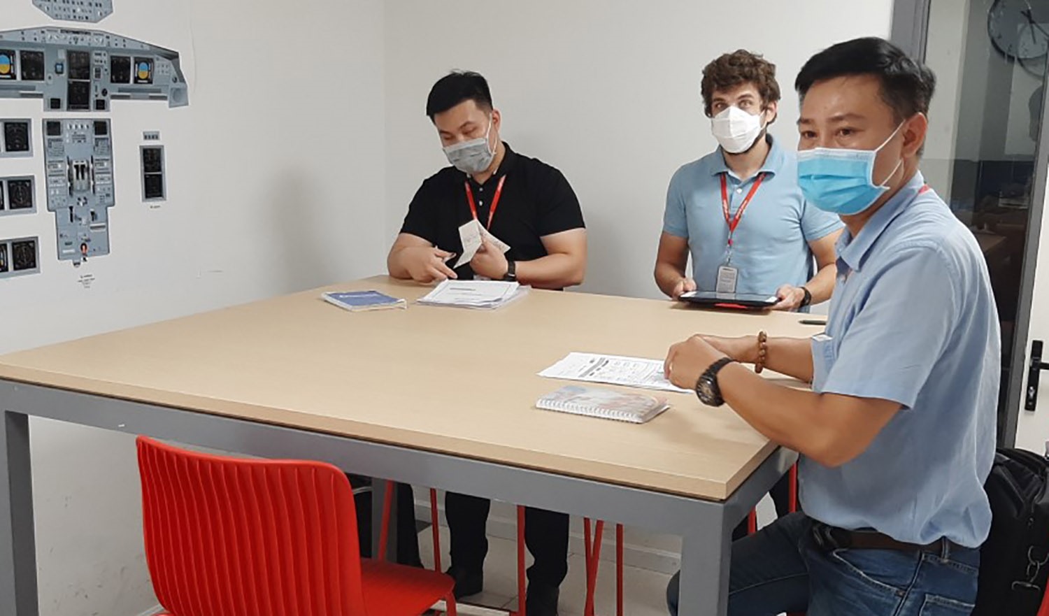 Các phi công Vietjet trao đổi công việc trước khi vào huấn luyện trong buồng lái giả định.