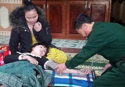 Lực lượng quân y vào thăm khám cho Tám và chị Sáu. Ảnh: HT.