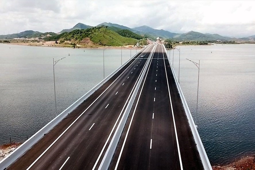Tuyến cao tốc Vân Đồn - Móng Cái sẽ kết nối vào tuyến cao tốc Vân Đồn- Hạ Long hiện nay. Ảnh: T.N.D