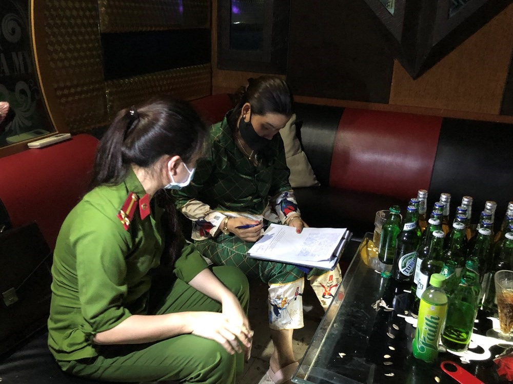 Lực lượng chức năng lập biên bản xử lý vi phạm đối với cơ sở karaoke hoạt động chui giữa mùa dịch COVID-19. Ảnh Công an TP Hải Phòng
