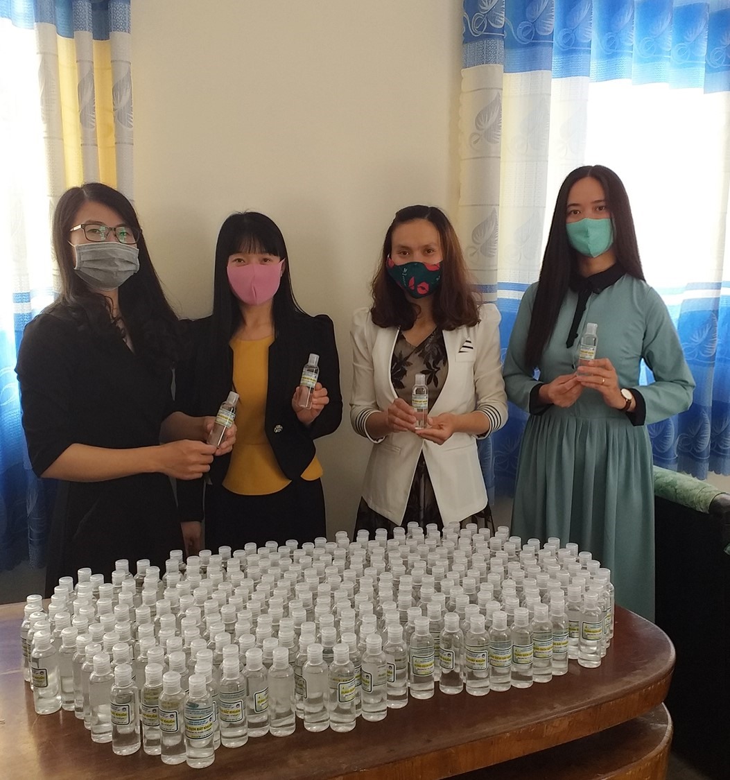 Sản phẩm dung dịch sát khuẩn do Công đoàn Đại học Đà Lạt sản xuất. Ảnh: ĐHĐL