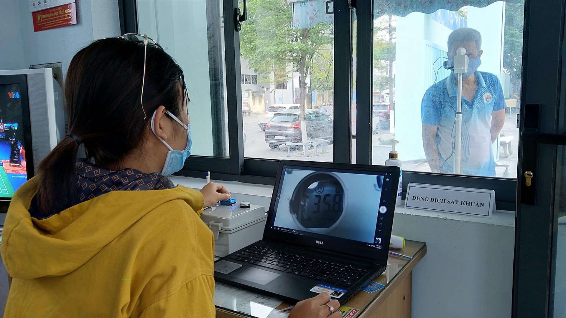 Đoàn viên Đại học Đà Nẵng chế tạo Máy đo thân nhiệt từ xa giúp phòng dịch COVID-19 thêm hiệu quả. Ảnh: ĐHĐN