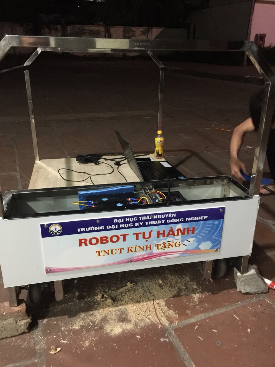 Trường Đại học Kỹ thuật công nghiệp, Đại học Thái Nguyên với sản phẩm Robot tự hành giúp chuyển đồ cho khu vực cách ly. Ảnh: ĐHTN