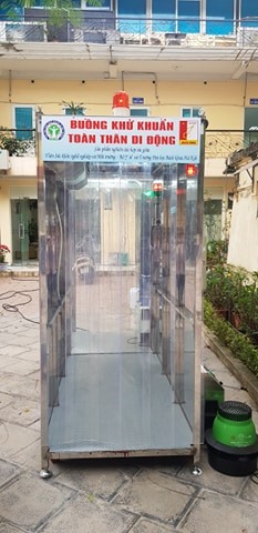 Đoàn viên trường Đại học Bách Khoa chế tạo sản phẩm buồng khử khuẩn di động. Ảnh: ĐHBK