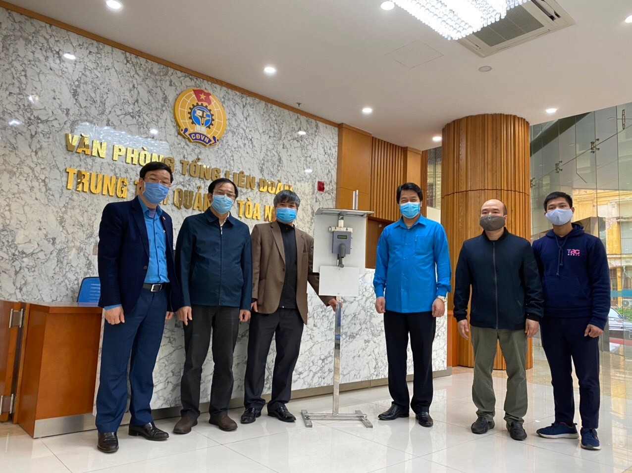 Công đoàn Đại học Thái Nguyên với sản phẩm máy đo thân nhiệt từ xa. Ảnh: ĐHTN