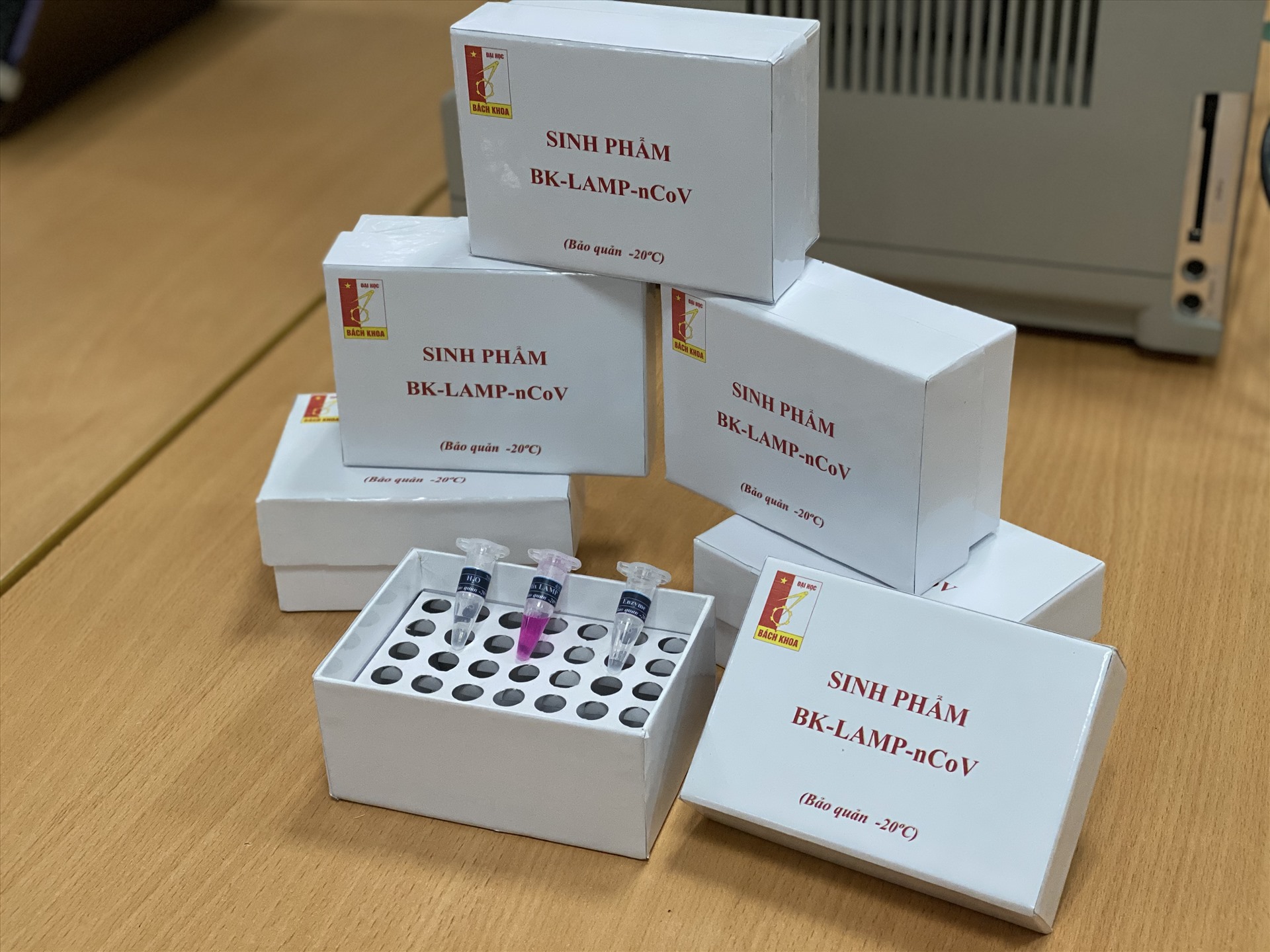 Đoàn viên Đại học Bách khoa Hà Nội sáng chế và sản xuất sản phẩm kit thử SARS-CoV-2. Ảnh: ĐHBK