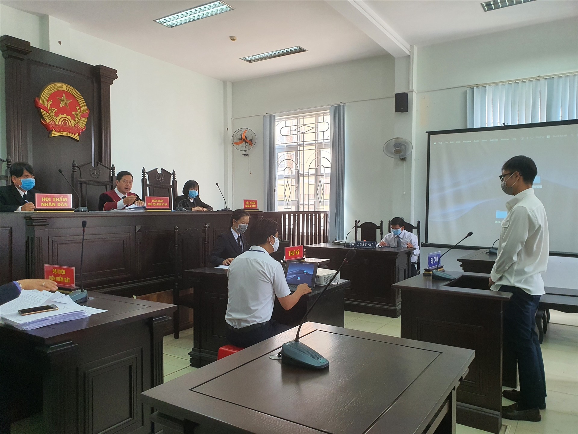 Phiên toà xét xử nam thanh niên đánh bảo vệ vì bị nhắc nhở đeo khẩu trang sáng 28.4. Ảnh: Đình Trường.