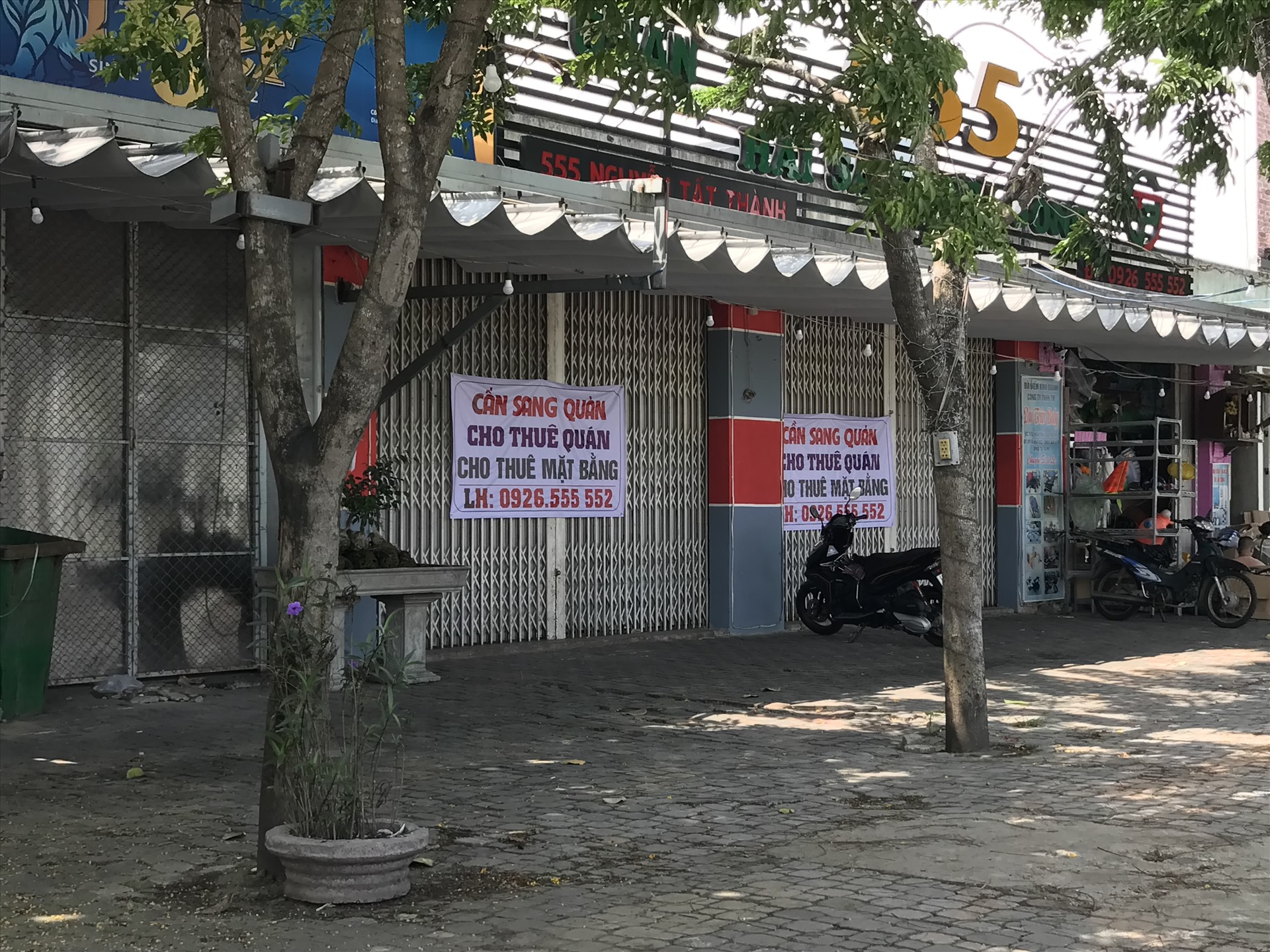 Ở Đà Nẵng giờ đi đâu cũng thấy bảng “cần sang quán“. Ảnh: Tường Minh