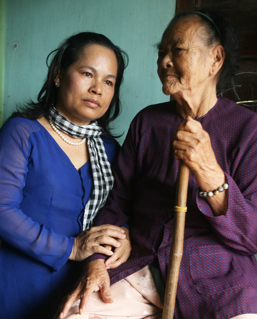 Mẹ Lê Thị Trị (phải ảnh).