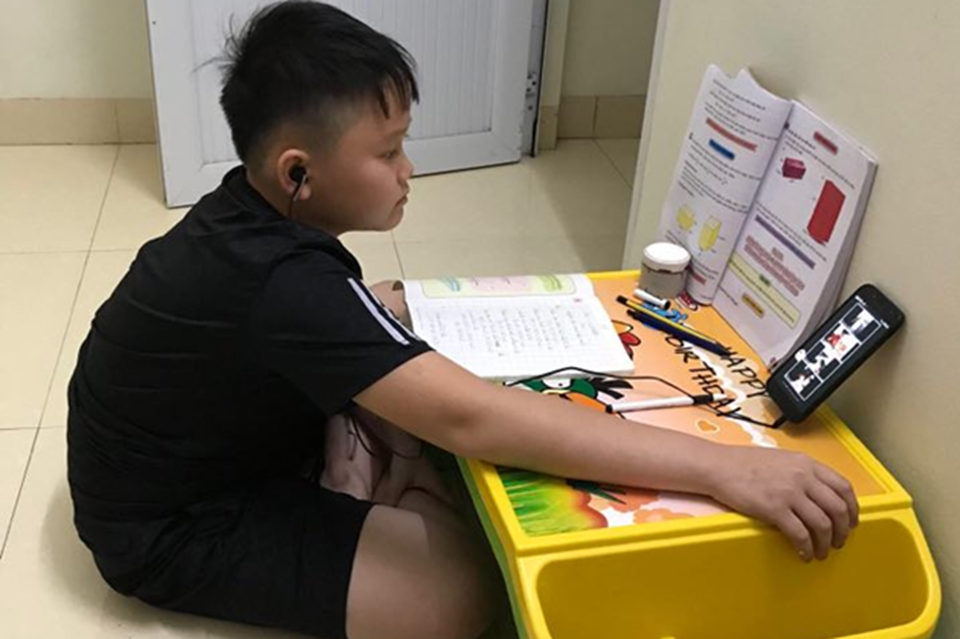 Học sinh học online đã khiến không ít bố mẹ đau đầu. Ảnh: M.H Học sinh học online đã khiến không ít bố mẹ đau đầu. Ảnh: M.H