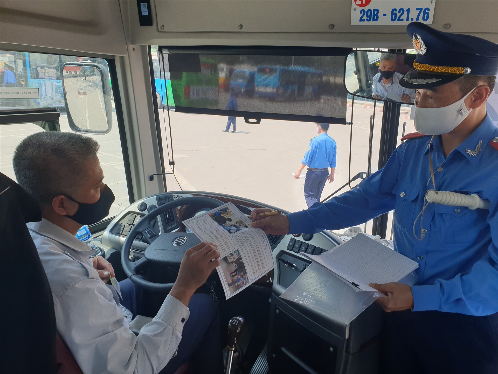 Xe buýt và taxi được nhắc nhở về luật lệ an toàn giao thông và phòng chống dịch COVID-19. Ảnh: Phạm Đông