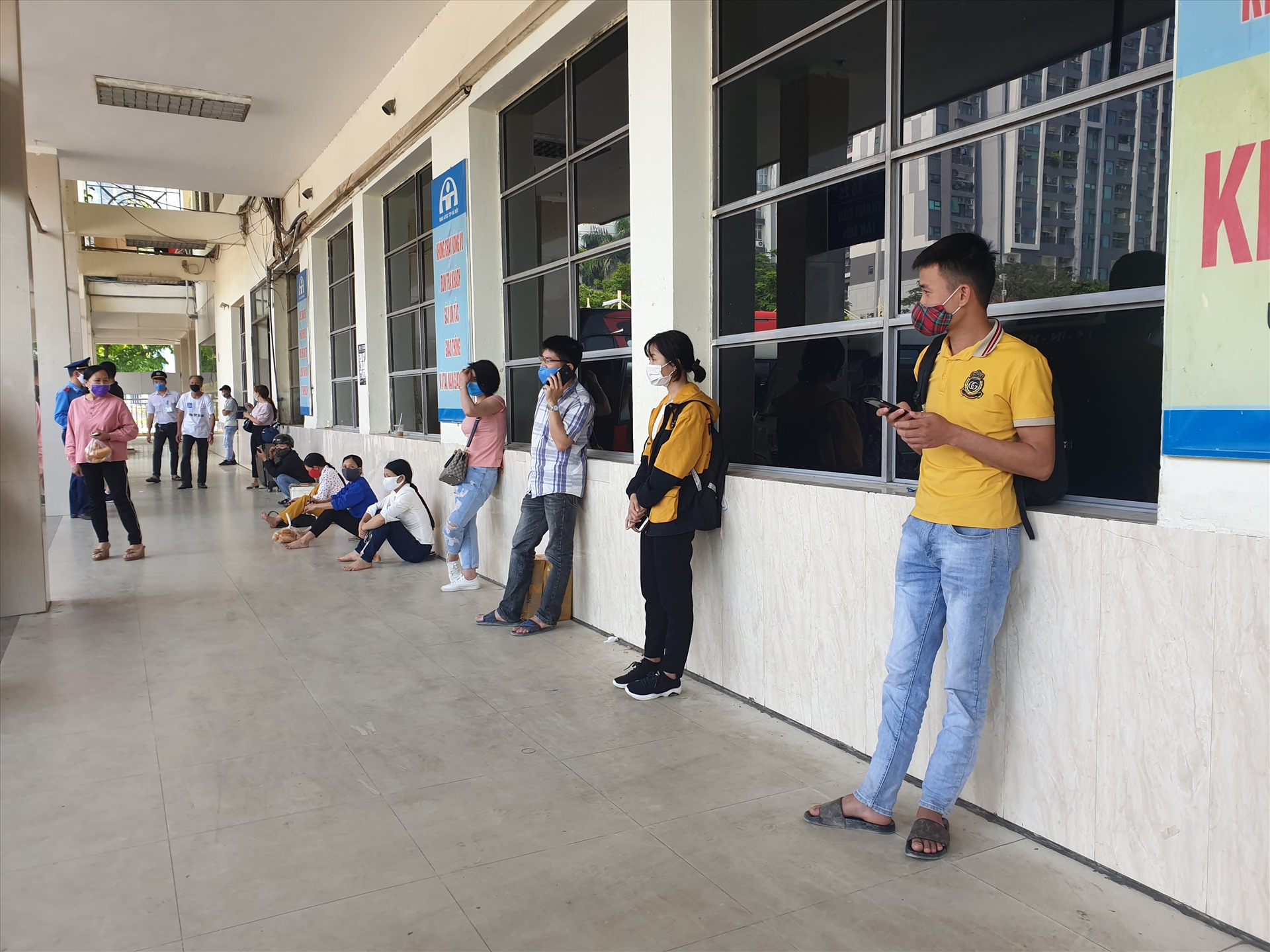 Người dân giữ khoảng cách an toàn trong bến xe. Ảnh: Phạm Đông