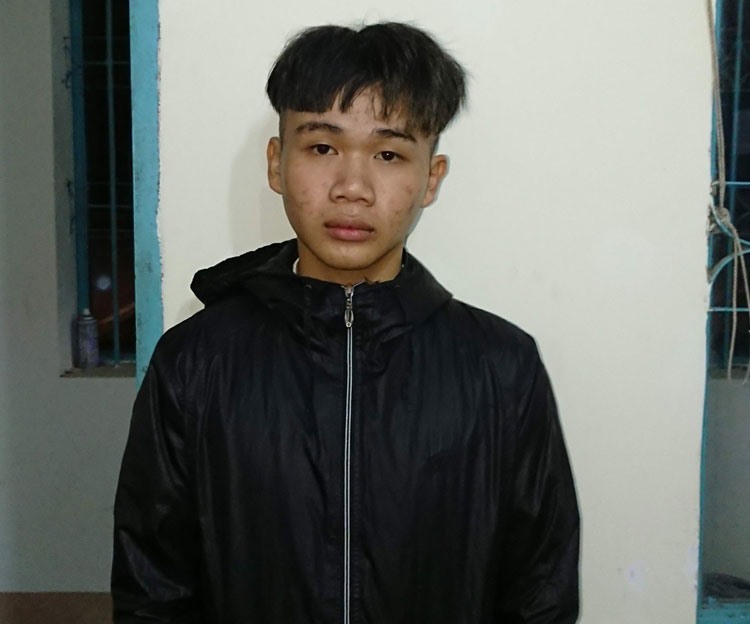 Đối tượng Nghĩa sau khi cướp giật chiếc điện thoại đã đổi xe máy để lẩn trốn. Ảnh Cơ quan Công an cung cấp