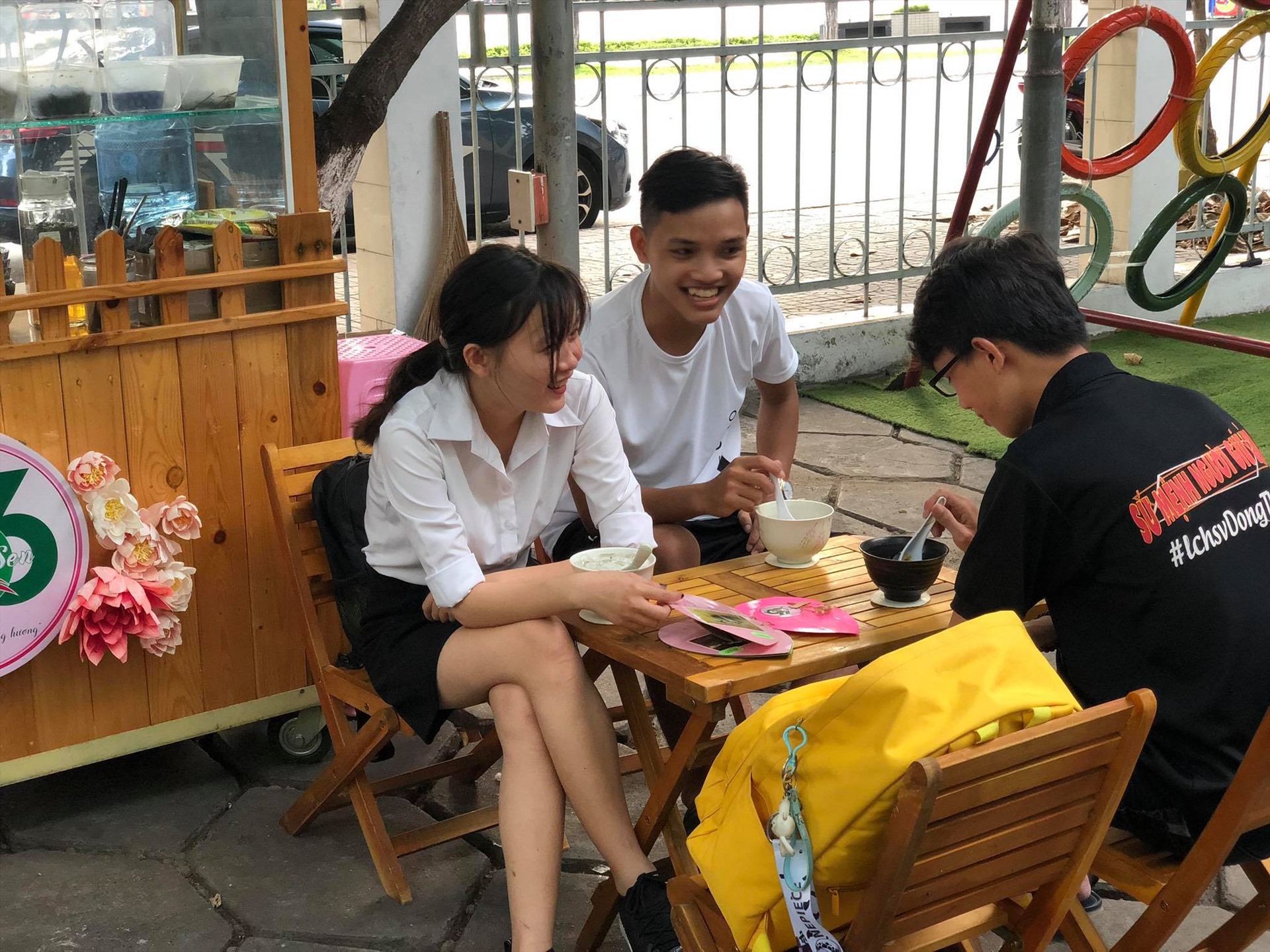 Các bạn trẻ đến thưởng thức đặc sản sữa sen. Ảnh: SH