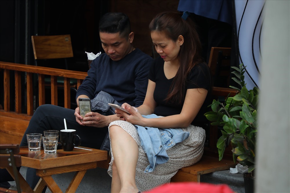 Hà Nội yêu cầu các quán cà phê phải thực hiện cách nhau 2m. Ảnh: Hoài Anh